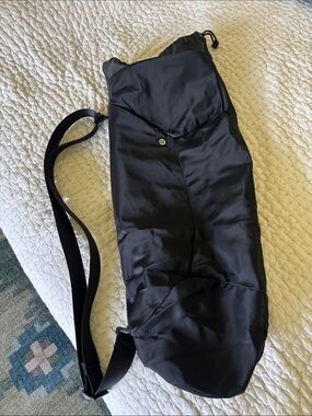 Lululemon water resistant yoga mat bag in EUC!